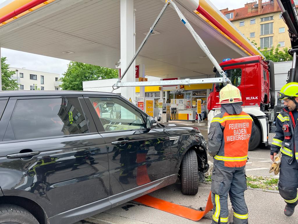 PKW-Bergung Im Tankstellenbereich – FF Baden Weikersdorf